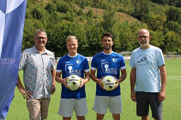 Ballspende_Fußball_Ortsvorsteher.JPG